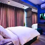 The Bubbles - Jacuzzi Hotel Tirana