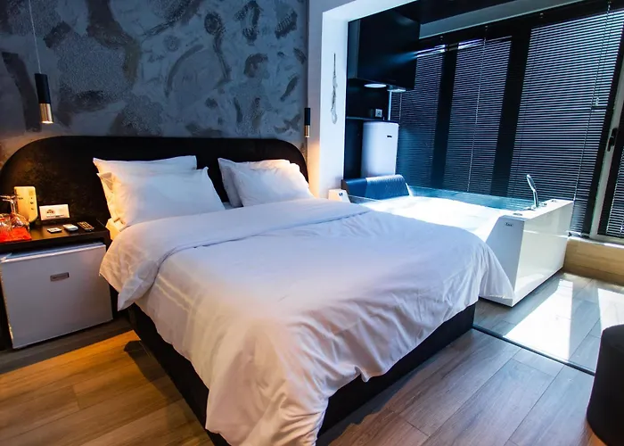 The Bubbles - Jacuzzi 3* Tirana