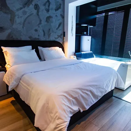 The Bubbles - Jacuzzi 3* 티라나