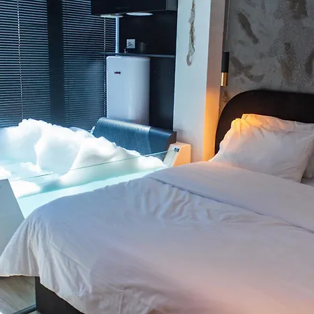 호텔 The Bubbles - Jacuzzi 티라나