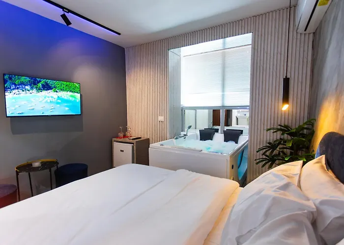 The Bubbles - Jacuzzi טיראנה