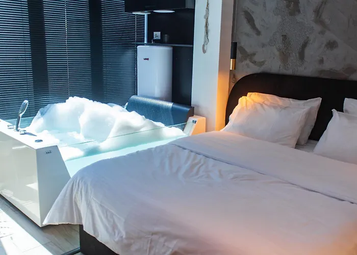 מלון The Bubbles - Jacuzzi טיראנה